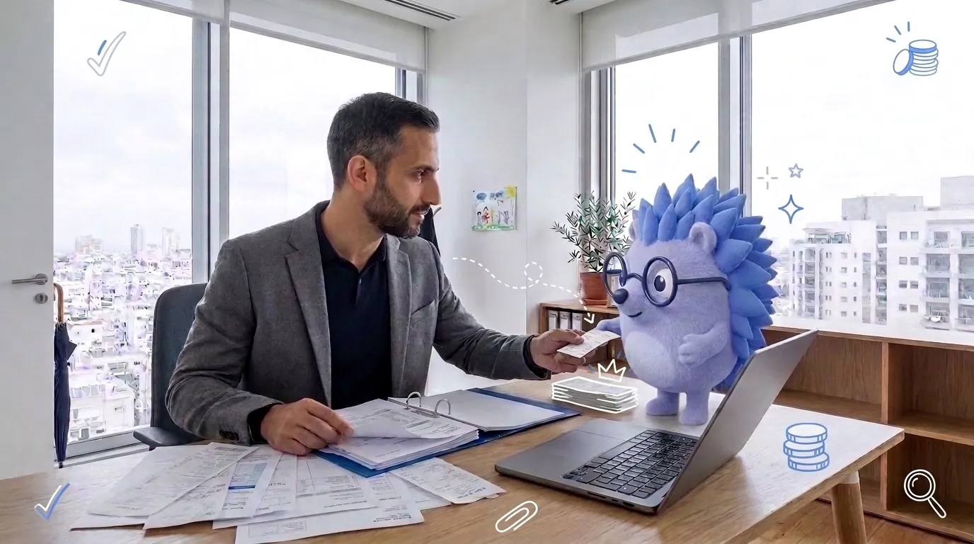 אבי, יועץ שיווק, ממיין קבלות ליד השולחן במשרד. קיפי, המסקוט של Keep, מגיש לו את הקבלה הבאה.