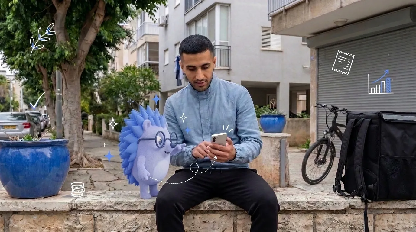 אמיר, שליח, מסיים להירשם בטלפון לפני המשמרת הראשונה. קיפי, המסקוט של Keep, מחזיק לו את הקסדה.