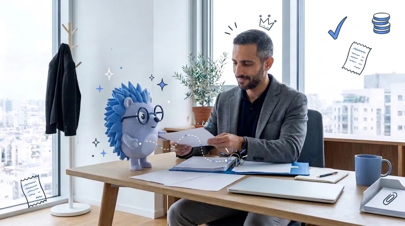 אבי, יועץ שיווק, מסדר חשבוניות בקלסר כחול. קיפי, המסקוט של Keep, מגיש לו את החשבוניות לפי הסדר.